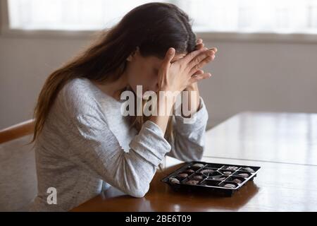 Accro aux bonbons a souligné la fille millénaire souffrant de troubles de l'alimentation. Banque D'Images