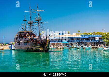 AYIA NAPA, CHYPRE - 08 août 2018 : bateau de tourisme « pirate » dans le port d'Ayia Napa Banque D'Images