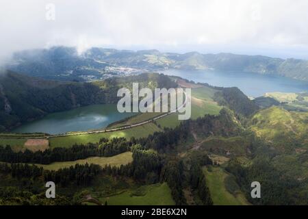 Vue sur les lacs de Boca do Inferno dans les cratères volcaniques de Sete Cidades à San Miguel, Açores - Portugal. Banque D'Images