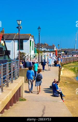 En été, les gens marchant le long de la promenade côtière en bord de mer à Leigh-on-Sea, près de Southend on Sea, Essex, Royaume-Uni Banque D'Images