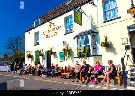 Les gens qui sont à l'extérieur du pub Crooked Billet pour une chaude journée estivale, Leigh-on-Sea, Essex, Royaume-Uni Banque D'Images