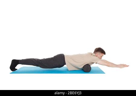 Un homme de handsome montre des exercices utilisant un rouleau en mousse pour un massage de libération myofasciale des points de déclenchement. Massage du muscle pectoral. Isolé sur blanc Banque D'Images