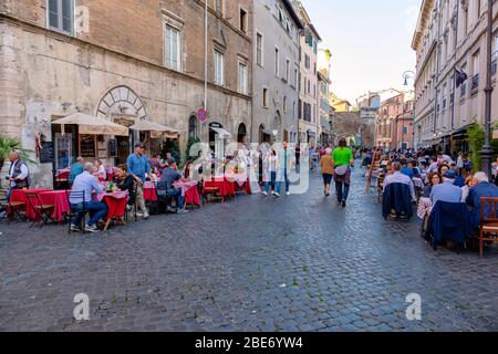 Rues de Rome, quartier juif de Rome, les gens mangeant dehors à via del Portico d'Ottavia, Restaurant la Taverna del Ghetto, Ghetto juif, Rome, Italie. Banque D'Images