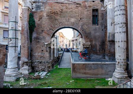 Bâtiments de la Rome antique, Porticus Octaviae (Portique d'Octavie), ancienne structure romaine, ghetto juif, quartier juif, Rome, Italie. Banque D'Images