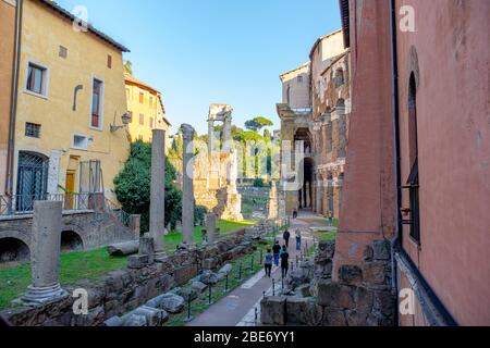 Bâtiments de la Rome antique, via del Foro Piscario menant au Temple d'Apollon Socianus et au Théâtre de Marcellus (Teatro di Marcello), Rome, Italie. Banque D'Images