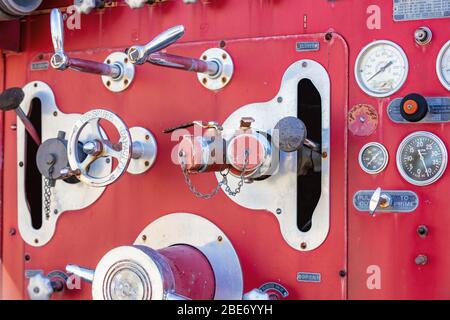 Vue détaillée des jauges et des cadrans sur un ancien camion-pompiers Banque D'Images