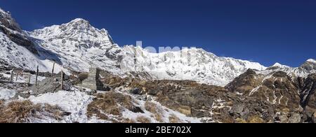 Chaîne de montagnes Annapurna Paysage panoramique de la moraine glaciaire au sanctuaire Annapurna au Népal Himalaya. Snowy Annapurna South (7219m) en haut à gauche Banque D'Images