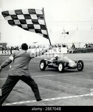 Sir STIRLING MOSS (17 septembre 1929 - 12 avril 2020) était un pilote de course britannique de Formule 1. Intronisé au Temple de la renommée internationale des sports automobiles, il a remporté 212 des 529 courses qu'il a inscrites dans plusieurs catégories de compétition et a été décrit comme le « meilleur pilote jamais à gagner le Championnat du monde ». Moss est mort à sa maison à Mayfair, Londres, le 12 avril 2020, à l'âge de 90 ans, après une longue maladie. PHOTO : 7 juillet 1953, Silverstone, Royaume-Uni : STIRLING MOSS traverse la ligne de finition pour gagner la course de 500 cc au Grand Prix du RAC. (Image de crédit : © Keystone Press Agency/Keystone Banque D'Images