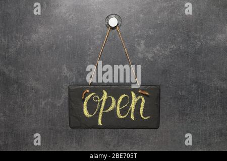 Un panneau indiquant Open on café ou restaurant est accroché à la porte à l'entrée. Après la quarantaine. Ouverture d'entreprise Banque D'Images