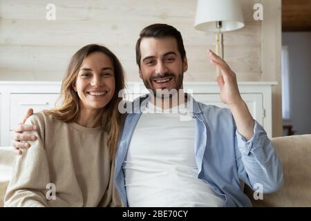 Heureux blogueurs de famille enregistrant la vidéo pour la chaîne personnelle à la maison. Banque D'Images