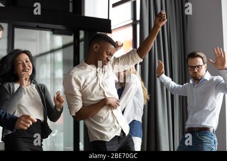 De heureux collègues multiraciaux ont plaisir à célébrer le succès au bureau Banque D'Images