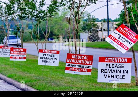 Les enseignes guident les patients potentiels de COVID-19 par le biais d'un site local d'évaluation médicale à Mobile, en Alabama. Banque D'Images