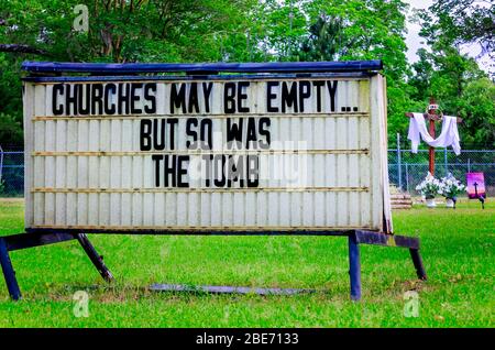 Un signe à l'église méthodiste unie Coden offre un message d'espoir Ester pendant la COVID-19 à Coden, Alabama. Banque D'Images