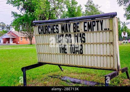 Un signe à l'église méthodiste unie Coden offre un message d'espoir Ester pendant la COVID-19 à Coden, Alabama. Banque D'Images