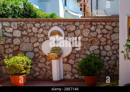 Fleurs et statues sur l'île de Capri Italie Banque D'Images