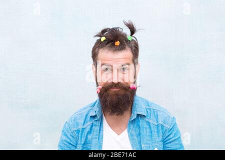 visages comiques et émotions. Homme positif et étonné. Portrait drôle de l'homme avec coiffure drôle. Barbershop et coiffeur. Bonne fête des pères. Hipster charismatique. Bonne fête, mais pas de froid. Banque D'Images