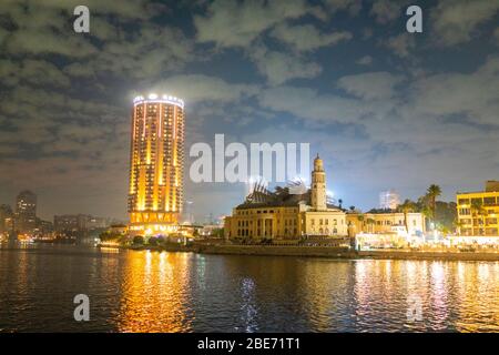 Soirée sur le Nil, à partir d'un bateau de croisière. Le Caire, Egypte Banque D'Images