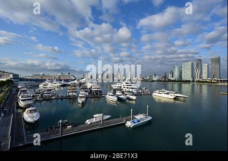 Miami, Floride - 4 avril 2020 - Island Gardens Deep Harbour marina avec City et Port de Miami en arrière-plan sur le calme ensoleillé avril matin. Banque D'Images