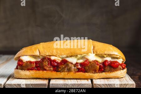 Meatball Sub avec vapeur sur surface en bois Banque D'Images