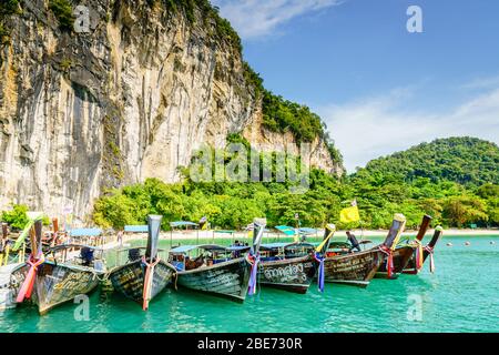 Krabi, Thaïlande, 7 novembre 2017 : bateaux à moteur thaïlandais traditionnels sur une plage d'une île de la mer d'Andaman Banque D'Images