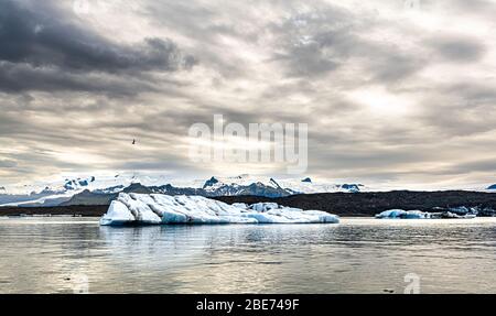 Lagon du glacier de Jokulsarlon dans l'est de l'Islande au coucher du soleil Banque D'Images