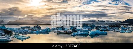 Coucher de soleil spectaculaire dans le célèbre lagon du glacier de Jokulsarlon en Islande Banque D'Images
