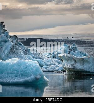 Coucher de soleil spectaculaire dans le célèbre lagon du glacier de Jokulsarlon en Islande Banque D'Images