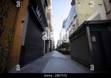 Buenos Aires, Argentine - 04 avril 2020: Les rues vides de Buenos Aires voient pendant l'état de quarantaine à Buenos Aires, Argentine Banque D'Images