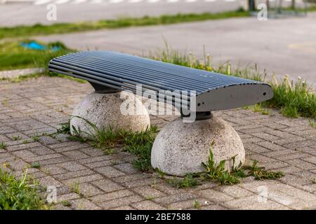 Banc vacant dans un parc urbain en gros avec des terrains désertés en raison du maintien du coronavirus ou de la pandémie de Covid-19 Banque D'Images