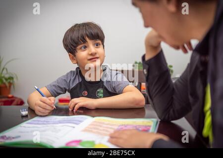 Maman enseignant et aider son fils à faire du travail à domicile, école à domicile au milieu de l'éclosion de covid-19 Banque D'Images