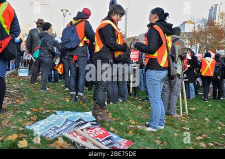 Toronto (Ontario) Canada - 11/05/2009: Les manifestants ont utilisé des pancartes pour la manifestation de paix à l'Assemblée législative de l'Ontario Banque D'Images