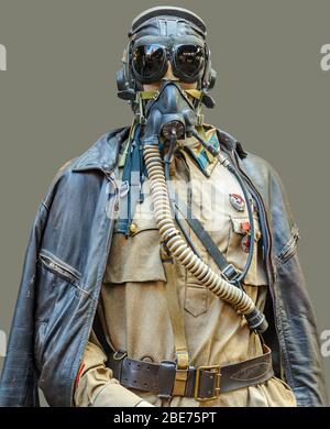 Mannequin vêtu d'un uniforme militaire avec casque volant en cuir, lunettes et masque à oxygène, sur fond vert olive isolé avec masque de découpe. Banque D'Images