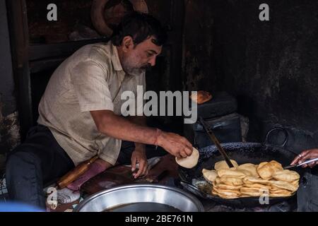 Un homme qui fait puri (poori) bhaji - un petit déjeuner traditionnel indien de rue - à Varanasi, Inde Banque D'Images