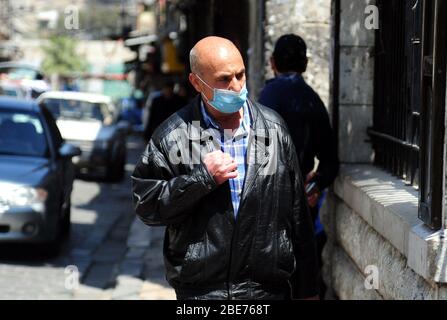 Damas, Syrie. 12 avril 2020. Un homme portant un masque est vu à Damas, en Syrie, le 12 avril 2020. Crédit: Ammar Safarjalani/Xinhua/Alay Live News Banque D'Images