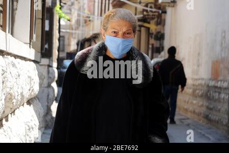 Damas, Syrie. 12 avril 2020. Une femme portant un masque est vue à Damas, en Syrie, le 12 avril 2020. Crédit: Ammar Safarjalani/Xinhua/Alay Live News Banque D'Images