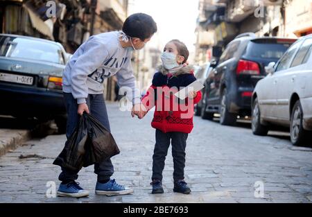 Damas, Syrie. 12 avril 2020. Les enfants portant des masques sont vus à Damas, en Syrie, le 12 avril 2020. Crédit: Ammar Safarjalani/Xinhua/Alay Live News Banque D'Images