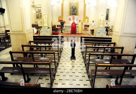 Damas, Syrie. 12 avril 2020. Une église presque vide est vue à Damas, capitale de la Syrie, 12 avril 2020. Les chrétiens syriens ont tenu des prières à l'intérieur pendant Pâques en raison de la propagation de la COVID-19. Crédit: Ammar Safarjalani/Xinhua/Alay Live News Banque D'Images