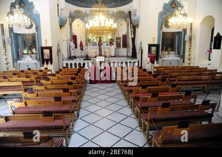 Damas, Syrie. 12 avril 2020. Une église presque vide est vue à Damas, capitale de la Syrie, 12 avril 2020. Les chrétiens syriens ont tenu des prières à l'intérieur pendant Pâques en raison de la propagation de la COVID-19. Crédit: Ammar Safarjalani/Xinhua/Alay Live News Banque D'Images