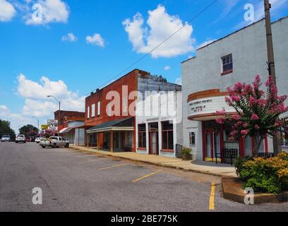 SARDIS, MISSISSIPPI - 24 JUILLET 2019 : Entreprises le long de South Main Street à Sardis, Mississippi, une ville sud constituée en 1866. Banque D'Images