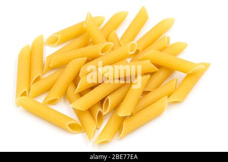 Tas de pâtes maison de penne sur fond blanc isolé dans la vue de dessus macro. Penne ressemble à un tube et ont une couleur jaune. Les pâtes sont de délicieux tradi italien Banque D'Images