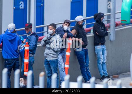 12 avril 2020: Les Vénézuéliens qui attendent au terminal de transport nord de Bogota pour le bus qui les emmène à la ville d'Arauca pour retourner dans leur pays, Venezuela dans les jours de quarantaine décrétés par le gouvernement national pour la propagation du virus corona, COVID-19 crédit: Daniel Garzon Herazo/ZUMA Wire/Alay Live News Banque D'Images