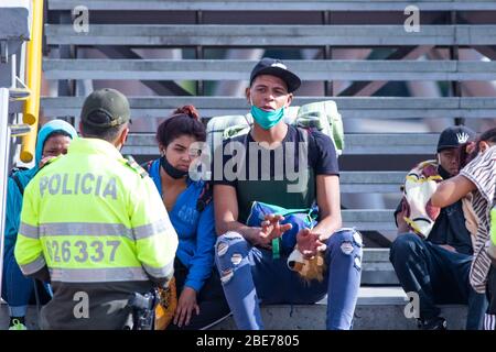 12 avril 2020: Les Vénézuéliens qui attendent au terminal de transport nord de Bogota pour le bus qui les emmène à la ville d'Arauca pour retourner dans leur pays, Venezuela dans les jours de quarantaine décrétés par le gouvernement national pour la propagation du virus corona, COVID-19 crédit: Daniel Garzon Herazo/ZUMA Wire/Alay Live News Banque D'Images