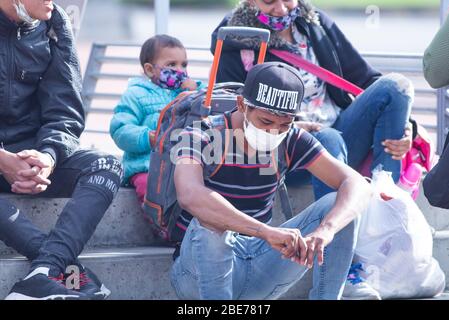 12 avril 2020: Les Vénézuéliens qui attendent au terminal de transport nord de Bogota pour le bus qui les emmène à la ville d'Arauca pour retourner dans leur pays, Venezuela dans les jours de quarantaine décrétés par le gouvernement national pour la propagation du virus corona, COVID-19 crédit: Daniel Garzon Herazo/ZUMA Wire/Alay Live News Banque D'Images