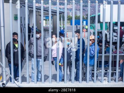 12 avril 2020: Les Vénézuéliens qui attendent au terminal de transport nord de Bogota pour le bus qui les emmène à la ville d'Arauca pour retourner dans leur pays, Venezuela dans les jours de quarantaine décrétés par le gouvernement national pour la propagation du virus corona, COVID-19 crédit: Daniel Garzon Herazo/ZUMA Wire/Alay Live News Banque D'Images