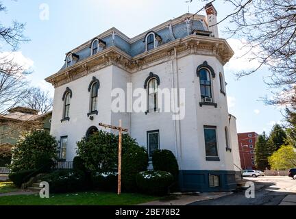 Une ancienne maison sur Market Street est maintenant convertie en appartements, Warren, Pennsylvanie, USA Banque D'Images