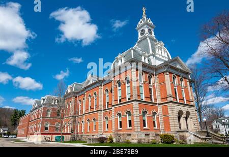 Le palais de justice du comté de Warren, construit en 1877 à l'angle de la 4ème rue et des rues du marché, le printemps ensoleillé, Warren, Pennsylvanie, États-Unis Banque D'Images