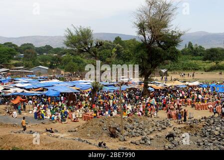 Scène de marché tribal dans les Highlands du sud de l'Éthiopie Banque D'Images