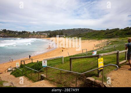 Sydney, Australie. Lundi 13 avril 2020. Avalon Beach à Sydney est ouvert pour le long week-end de Pâques mais les responsables du lundi de Pâques ont fermé la plage, les officiels ont ensuite érigé des panneaux fermés pour la plage en raison de COVID-19. Peu importe que les gens continuent à entrer dans la plage pour l'exercice ou le surf. Crédit Martin Berry/Alay Live News Banque D'Images