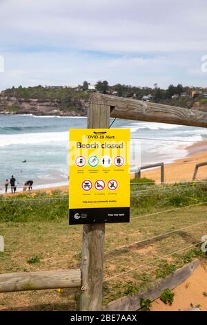 Sydney, Australie. Lundi 13 avril 2020. Avalon Beach à Sydney est ouvert pour le long week-end de Pâques mais les responsables du lundi de Pâques ont fermé la plage, les officiels ont ensuite érigé des panneaux fermés pour la plage en raison de COVID-19. Peu importe que les gens continuent à entrer dans la plage pour l'exercice ou le surf. Crédit Martin Berry/Alay Live News Banque D'Images