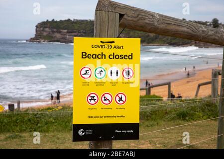 Sydney, Australie. Lundi 13 avril 2020. Avalon Beach à Sydney est ouvert pour le long week-end de Pâques mais les responsables du lundi de Pâques ont fermé la plage, les officiels ont ensuite érigé des panneaux fermés pour la plage en raison de COVID-19. Peu importe que les gens continuent à entrer dans la plage pour l'exercice ou le surf. Crédit Martin Berry/Alay Live News Banque D'Images